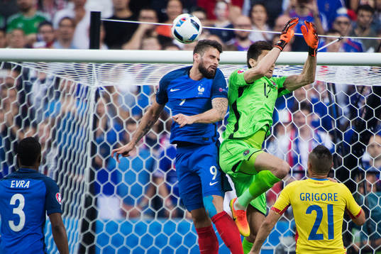 Frankrikes Olivier Giroud nickar in 1-0 bakom Rumäniens