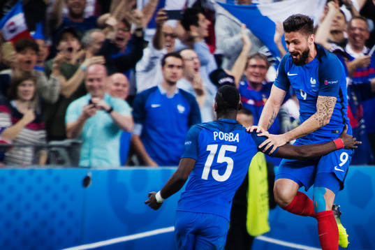 Frankrikes Olivier Giroud jublar mot Paul Pogba