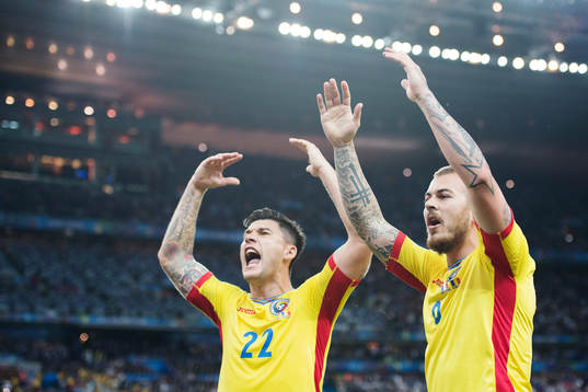 Rumäniens Cristian Sapunaru (tv) och Denis Alibec (th)