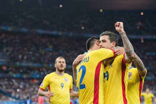 Rumäniens Bogdan Stancu (th) gör 1-1 och jublar med