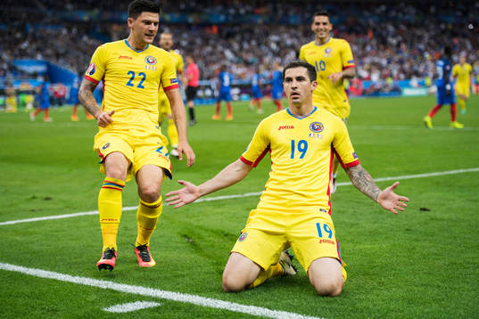 Rumäniens Bogdan Stancu (th) gör 1-1 och jublar med