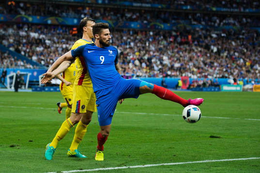 Frankrikes Olivier Giroud tar ner bollen