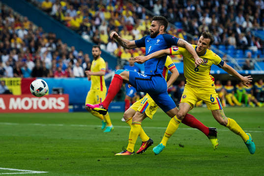 Frankrikes Olivier Giroud tar sig förbi Rumäniens Vlad