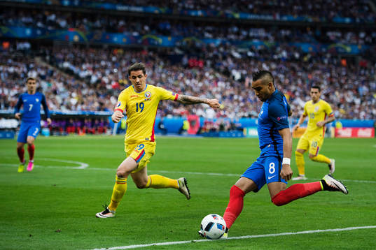 Frankrikes Dimitri Payet utmanar Rumäniens Bogdan Stancu