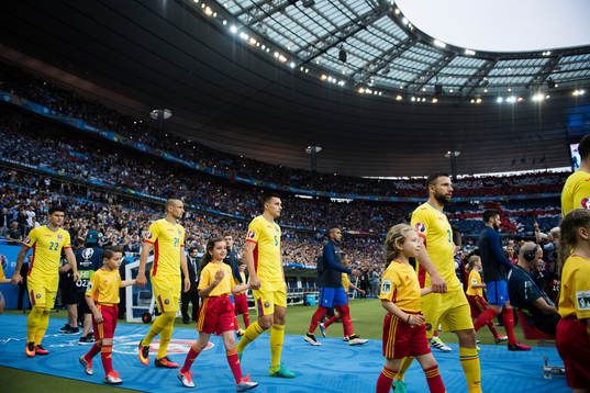 Rumäniens och Frankrikes spelare går in på planen