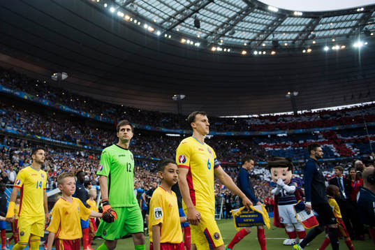 Rumäniens Vlad Chiriches, målvakt Ciprian Tatarusanu, och