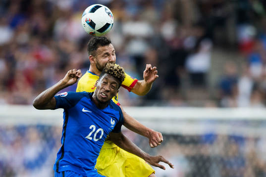 Frankrikes Kingsley Coman och Rumäniens Razvan Rat