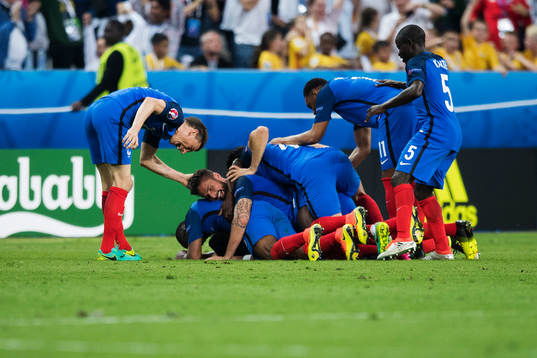 Frankrikes spelare jublar med Dimitri Payet
