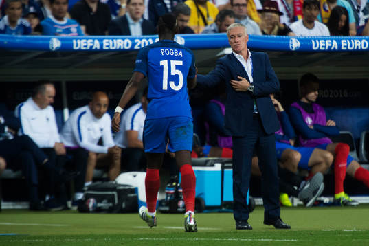 Frankrikes förbundskapten Didier Deschamps klappar om Paul