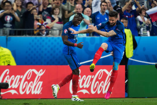 Frankrikes Olivier Giroud (th) jublar med Paul Pogba (tv)