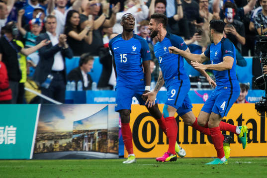 Frankrikes Olivier Giroud (m) jublar med Paul Pogba (tv)