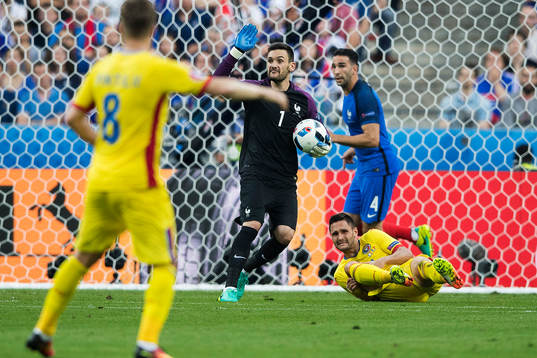 Frankrikes målvakt Hugo Lloris reagerar