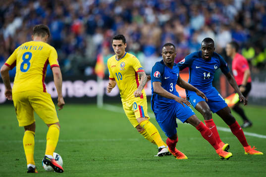 Frankrikes Patrice Evra och Blaise Matuidi mot Rumäniens