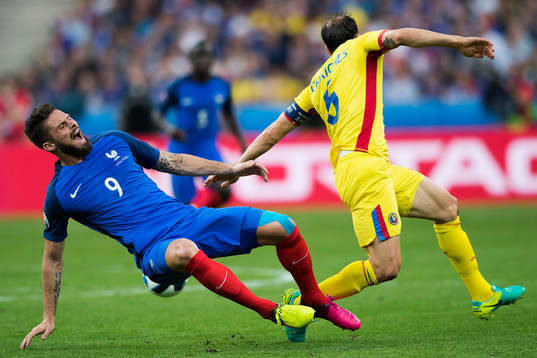 Frankrikes Olivier Giroud och Rumäniens Ovidiu Hoban