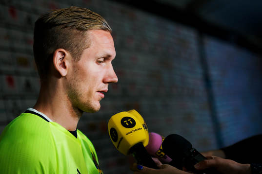 Sveriges målvakt Robin Olsen i mixade zonen innan Sveriges