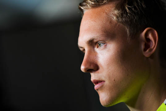 Sveriges Ludwig Augustinsson i mixade zonen innan Sveriges