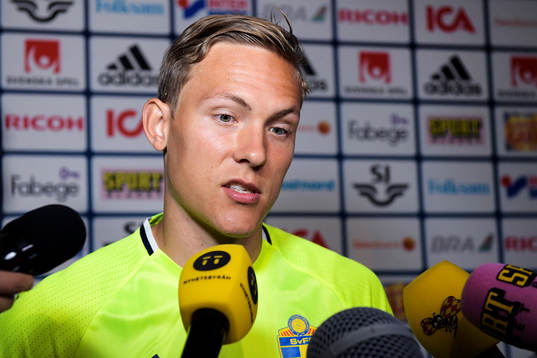 Sveriges Ludwig Augustinsson i mixade zonen innan Sveriges