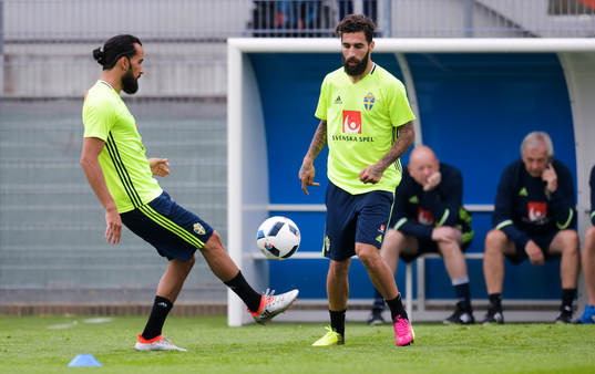 Sveriges Erkan Zengin och Jimmy Durmaz