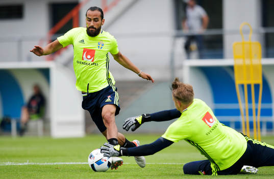 Sveriges Erkan Zengin och målvakt Patrik Carlgren