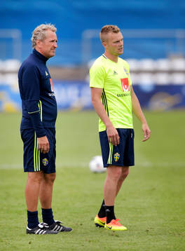 Sveriges förbundskapten Erik Hamrén och Sebastian Larsson