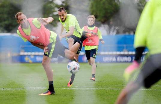 Sveriges Andreas Granqvist täcker skott för Emir Kujovic