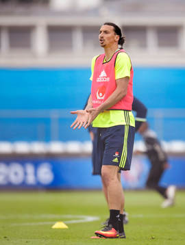 Sveriges Zlatan Ibrahimovic blir frustread när han inte