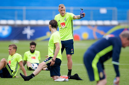 Sveriges John Guidetti och Albin Ekdal diskuterar