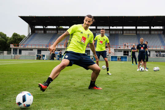 Zlatan Ibrahimovic sträcker sig