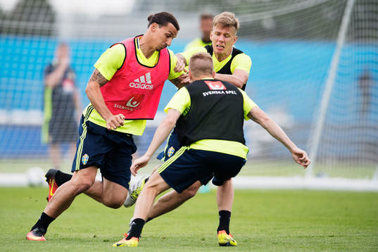 Zlatan Ibrahimovic utmanar Sebastian Larsson och Pontus