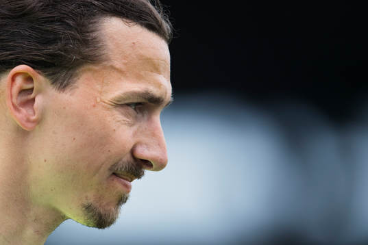 En svettdroppe rinner ner för tinningen på Zlatan