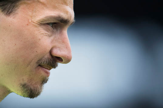 En svettdroppe rinner ner för tinningen på Zlatan