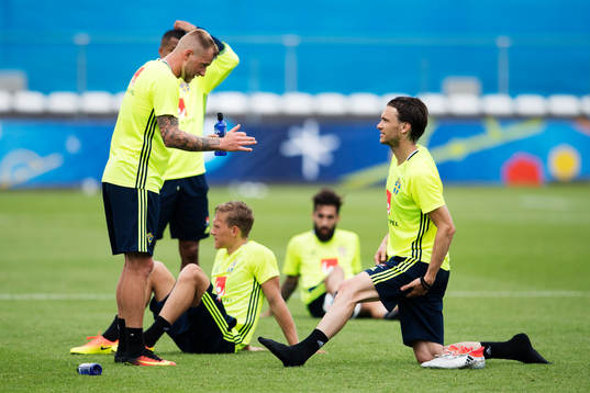 John Guidetti och Albin Ekdal i en diskussion