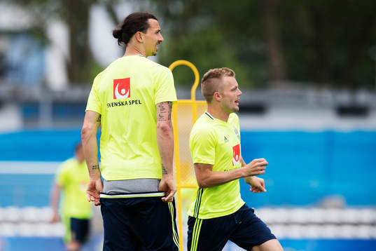 Zlatan Ibrahimovic justerar sina byxor när Sebastian