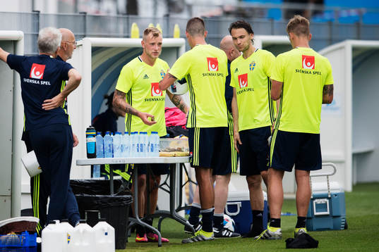 John Guidetti pratar med Mikael Lustig och Albin Ekdal vid