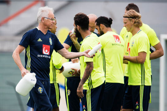 Anders Valentin, läkare, ger vatten till spelarna