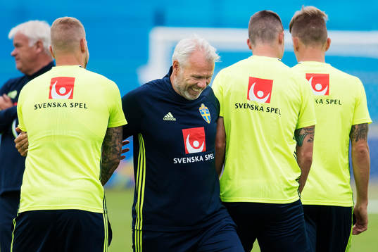 Målvaktstränare Lasse Eriksson skojar med spelare