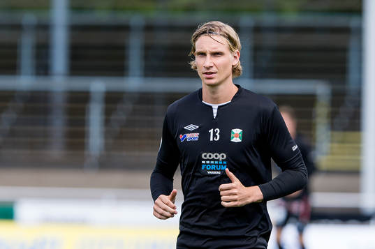 Varbergs Erik Nilsson före fotbollsmatchen i Superettan