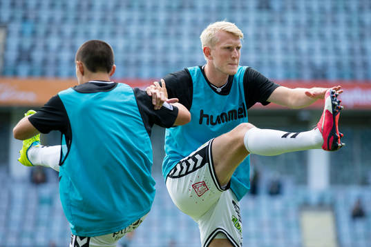 GAIS Carl Nyström värmer upp innan fotbollsmatchen i