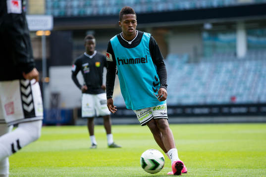 GAIS Luther Singh värmer upp innan fotbollsmatchen i