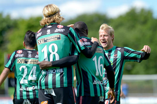 Varbergs Joakim Lindner jublar med lagkamrater