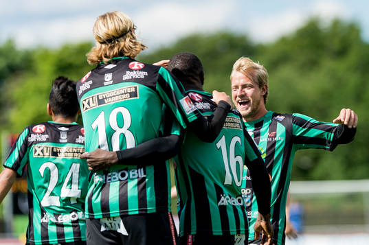Varbergs Joakim Lindner har gjort 1-0 och laget jublar