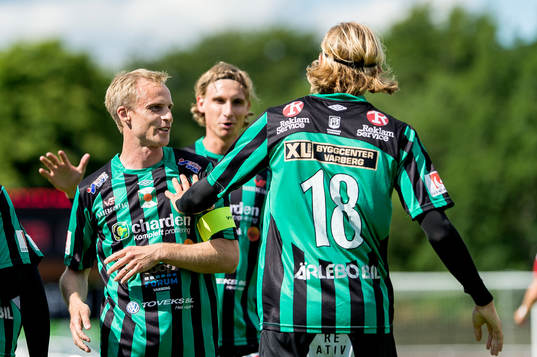 Varbergs Joakim Lindner har gjort 1-0 och laget jublar