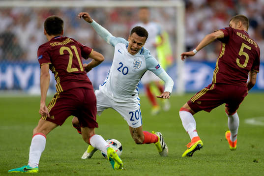 Englands Dele Alli och Rysslands Georgi Schennikov och