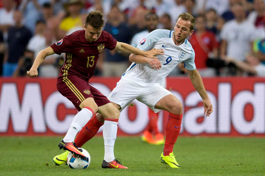Rysslands Aleksandr Golovin och Englands Harry Kane
