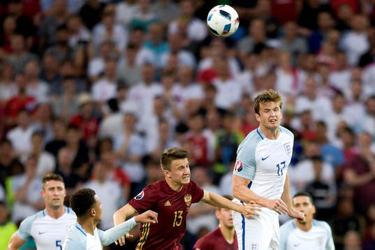 Rysslands Aleksandr Golovin och Englands Eric Dier