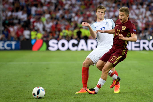 Englands Eric Dier och Rysslands Oleg Shatov