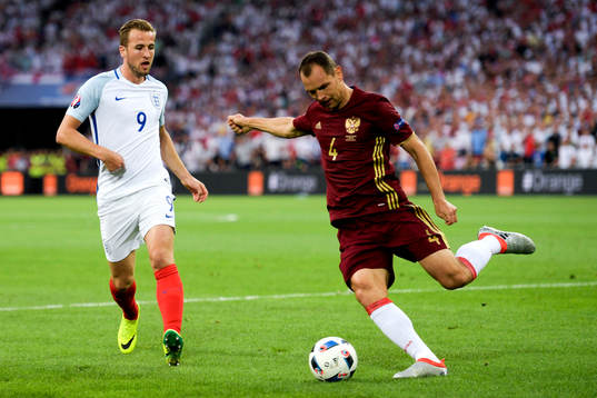 Englands Harry Kane och Rysslands Sergei Ignashevich
