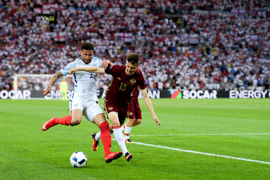Englands Kyle Walker och Rysslands Aleksandr Golovin