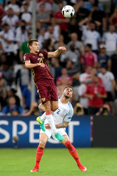 Englands Kyle Walker och Rysslands Georgi Schennikov