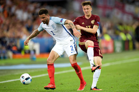 Englands Kyle Walker och Rysslands Aleksandr Golovin